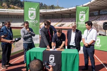 Autoridades oficializan reapertura del Estadio La Granja de Curicó
