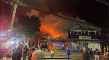 Incendio afecta a cuatro inmuebles en Curicó