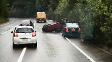 Volcamiento en Constitución deja un lesionado: Autoridades reiteran llamado a la precaución por pavimento resbaladizo