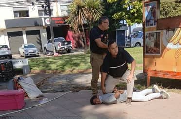 Seguridad Pública detiene a dos sujetos que intimidaban con armas blancas en la Alameda de Curicó