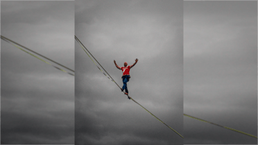 Deportista curicano sorprende con cruce en highline durante el Clásico del Maule