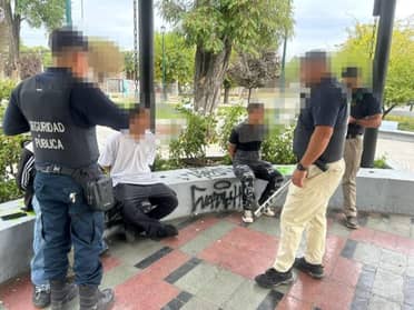 Jóvene fueron sorprendidos rayando pérgola en plaza Luis Cruz Martínez de Curicó
