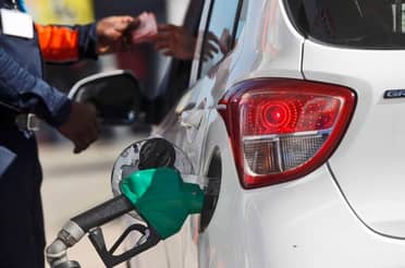 Bencinas podrían volver a subir hasta $37 por litro