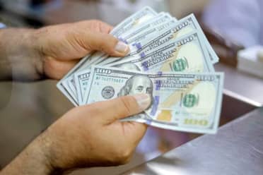 Dólar supera los 900 pesos por alza del petróleo y temores en Medio Oriente