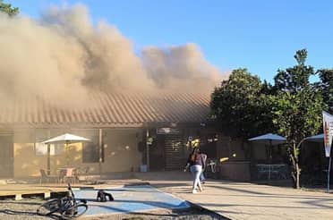 Incendio destruyó supermercado en la comuna de Sagrada Familia y deja un voluntario lesionado