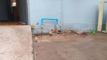 Más de ocho horas de fuga de agua: Céntrica cafetería sufre millonarias pérdidas tras robo de medidor