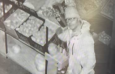 Millonario robo afecta a conocido supermercado de Llico: Delincuente fue captado por cámaras de seguridad