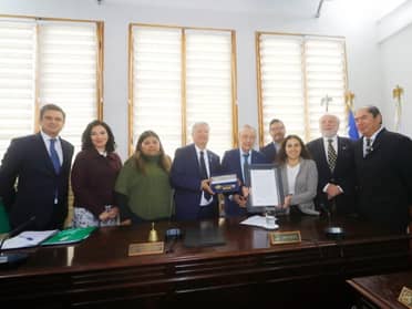 Municipalidad de Curicó entrega las "Llaves de la Ciudad" al destacado vitivinicultor Miguel Torres Riera