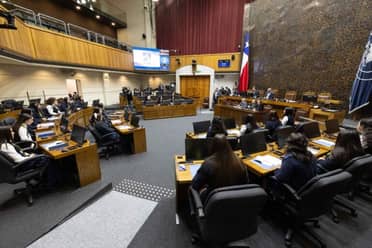 De la sala de clases al Senado: estudiantes de Curicó debaten proyecto sobre información calórica de los alimentos