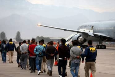 Gobierno inicia expulsiones aéreas de migrantes irregulares