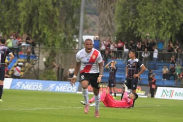 Con agónica chilena de Leandro Benegas: Curicó Unido rescata un valioso empate ante D. Recoleta