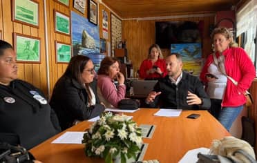 Diputado Guzmán presenta a familias del Bruma proyecto de ley para reforzar la seguridad marítima