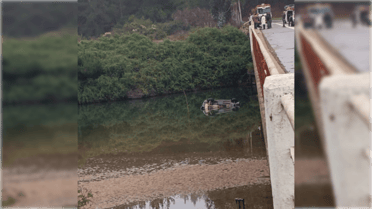 Encuentran automóvil semi sumergido en el río Huenchullami sin sus pasajeros