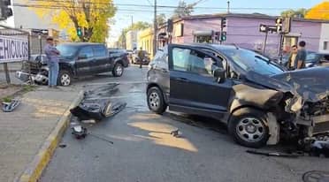 Violenta colisión en centro de Curicó deja un lesionado y un vehículo con pérdida total