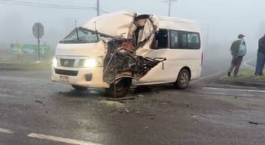 Milagroso escape: Conductor de furgón sobrevive a violento choque con camión en Teno