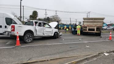 Grave colisión múltiple involucra a siete vehículos en la Ruta 5 Sur frente a Curicó