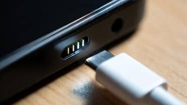 Sernac emite alerta masiva por cargadores defectuosos y ofrece reembolso de $9.990