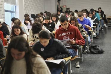 Tesorería inicia cobro judicial a deudores del CAE con sueldos sobre 5 millones