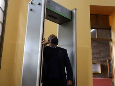 "Al final nos va a dar miedo mandarlos": Curicanos expresan su preocupación ante el descontrol de la violencia escolar