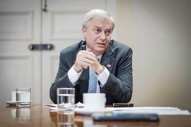 Gobierno presenta paquete de ayudas por alza de combustibles