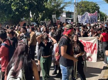 Por recortes y alzas: Estudiantes realizan masiva marcha en Talca