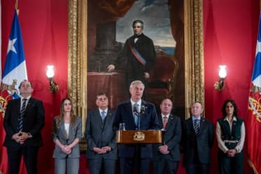 Gobierno intensifica negociaciones por megarreforma y se reúne con el Frente Amplio