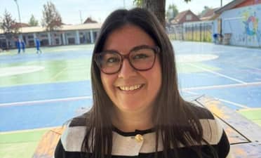 Profesora curicana destaca a nivel internacional tras graduarse con honores en la Universidad de Oregon