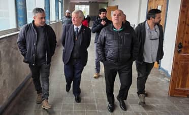 Autoridades inspeccionan obras de mejoramiento en la Escuela Brasil de Curicó