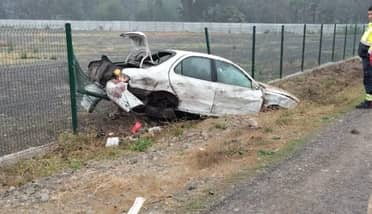 Ocupantes abandonan vehículo tras violento choque contra cierre perimetral en ruta a Romeral