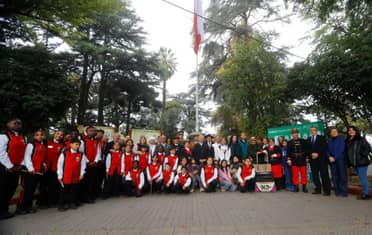 Masiva concurrencia marca tradicional izamiento de la bandera en Curicó