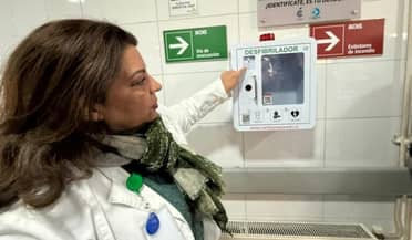 Pareja roba un Desfibrilador Externo Automático desde el Cesfam Betty Muñoz
