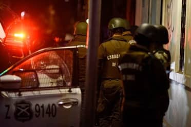 Rápido operativo policial permite detener a dos sujetos tras asalto armado a botillería en Curicó