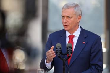 Aprobación de Kast cae a 36% y rechazo sube a 58%, según Cadem