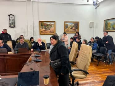 Comercio ambulante irrumpe en Concejo Municipal de Curicó exigiendo permisos de trabajo