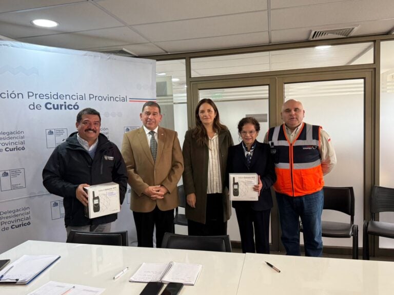Senapred entrega teléfonos satelitales a Romeral y Licantén ante posibles emergencias fluviales