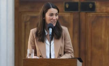 Ministra de Educación defiende embargo a deudores del CAE: "Nadie quiere llegar a esto"