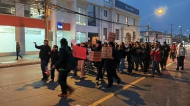 Estudiantes se manifiestan en el centro de Curicó exigiendo frenar precariedad y recorte de recursos