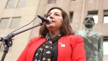 Senadora Vodanovic presentó proyecto de ley para frenar embargos que dejan sin sueldo a deudores del CAE