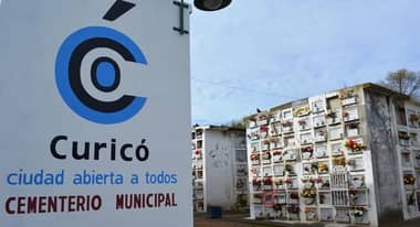 Curicanos se preparan para masiva visita al cementerio