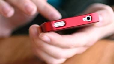 Profesora recupera un iPhone que le robó una apoderada: selfies la delataron