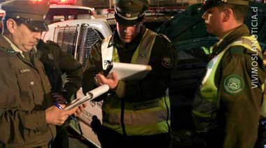 Grave joven que se lanzó desde vehículo en movimiento