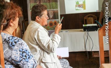 Exponen sobre manejo y uso de plaguicidas en mesa de la mujer rural