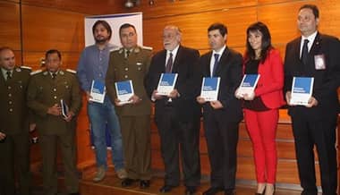 Intendencia y Fiscalía entregan manual de primeras diligencias a policías maulinos