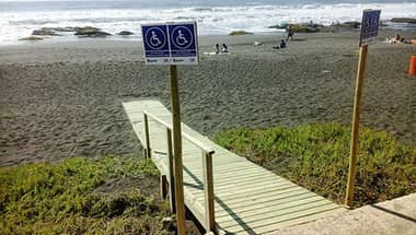 Instalan bajada de playa para discapacitados y bancas de madera en el balneario de Iloca