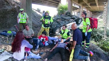 [FOTOS] 7 lesionados tras colisión en Ruta 5: Camioneta cayó al vacío