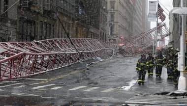 Al menos un muerto y dos heridos dejó caída de grúa en Nueva York