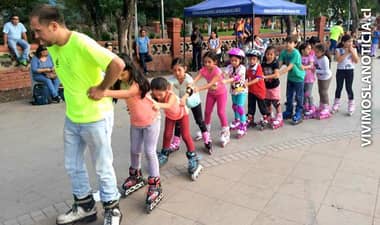 Escuela de patín y skate realiza actividad dirigida a los niños