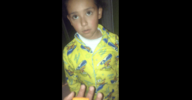 [VIDEO] Niña fue sorprendida e intentó sobornar a su hermano con Cheetos
