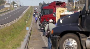 Pescadores mantienen bloqueo de rutas en Chiloé