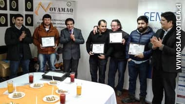 Estudiantes se gradúan de operadores de camión pluma